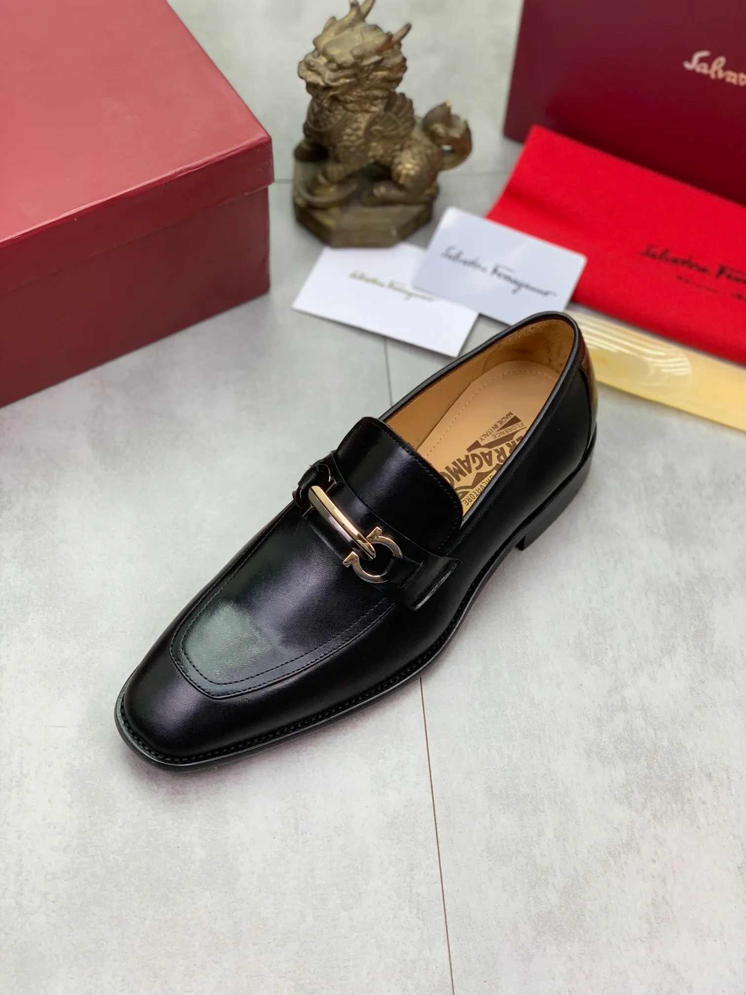 Men's men's shoes 💰P460💰[New style]🆘 Water-dyed cow lining [Ferragamo] Ferragamo's latest men's over-the-foot business leather shoes🇨🇳Official website original 1:1 molding💯The first layer is made of Italian imported calfskin➕Luxurious genuine cowhide lining, soft and comfortable🌴High-end atmosphere, the first choice for men with high taste🍍38-45 Black 🉑️Select